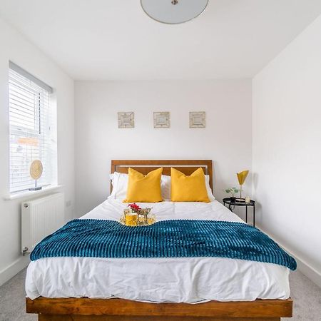 Stylish 4 Bed Family Home At Madejski, Reading University Екстериор снимка