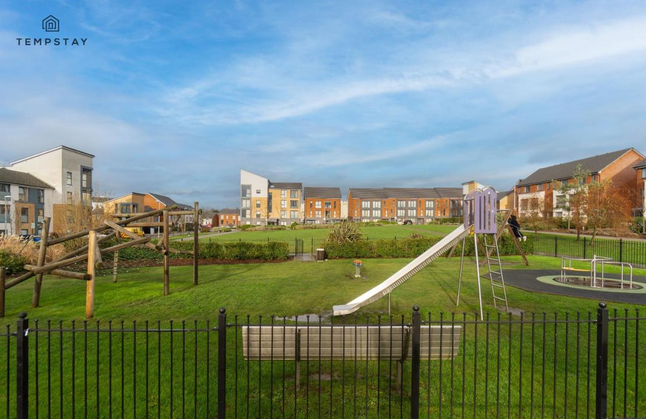 Stylish 4 Bed Family Home At Madejski, Reading University Екстериор снимка