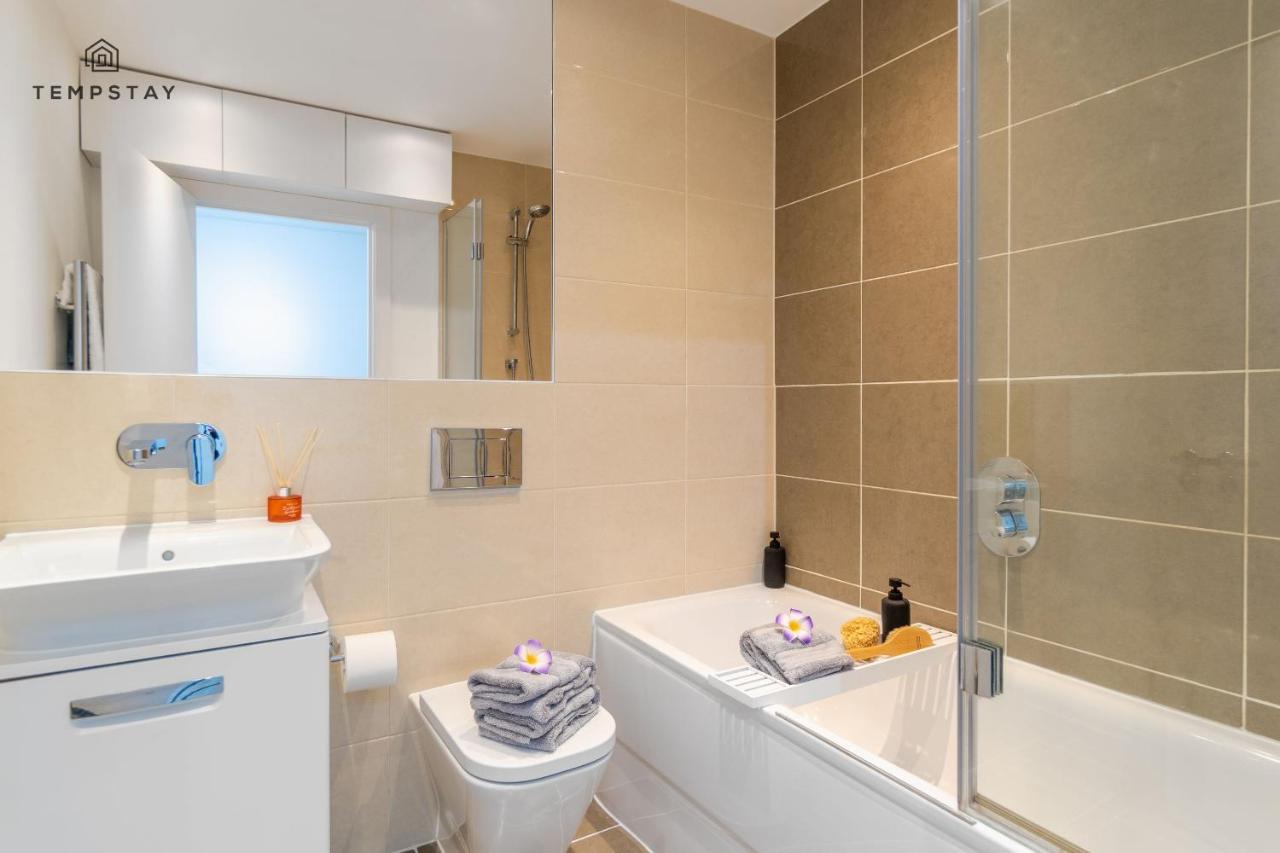 Stylish 4 Bed Family Home At Madejski, Reading University Екстериор снимка